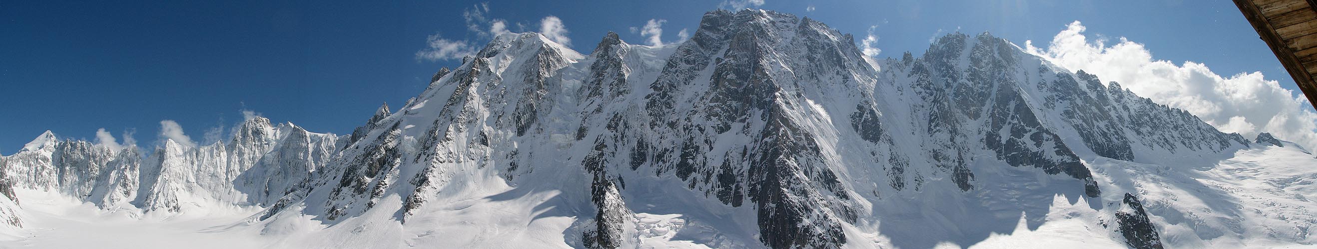 Panorama z chaty Argentiere. Zprava Verte, Driotes, Courtes, Triolet