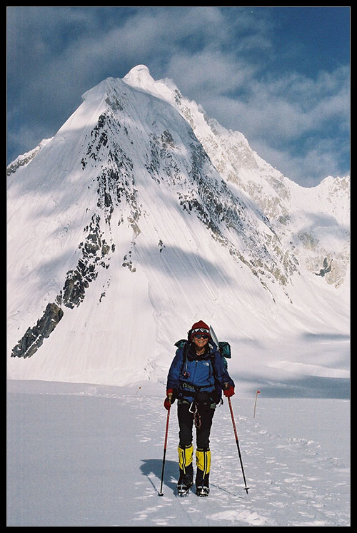 Zuzka Hofmannová cestou do C1 na Gasherbrumu I