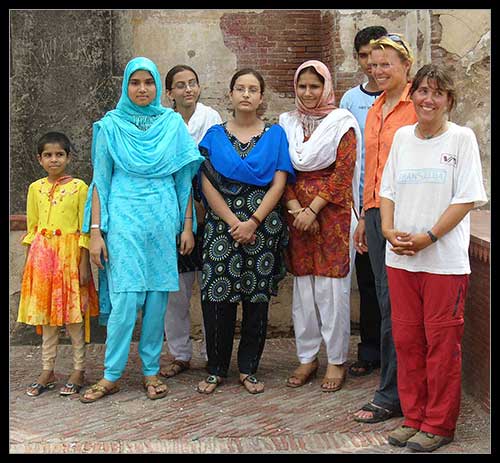 Místní i naše ženy v Lahore, foto Pavel Matoušek