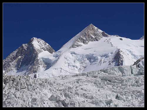 Gasherbrum II, vlevo Gasherbrum III, foto Pavel Matoušek