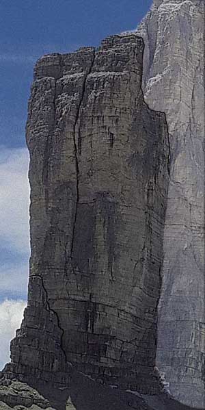 Cima Piccolissima/Torre Preuss Preussová spára vede komínem uprostřed. To zesvětlené v pozadí je Punta di Frida
