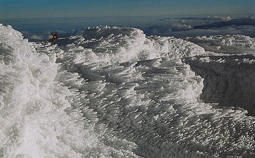 Bizarní sněhové útvary na vrcholu Chimborasa. <br>Jsou vytvořeny postupným namrzáním vlhkosti, kterou přinášejí mraky od Pacifiku