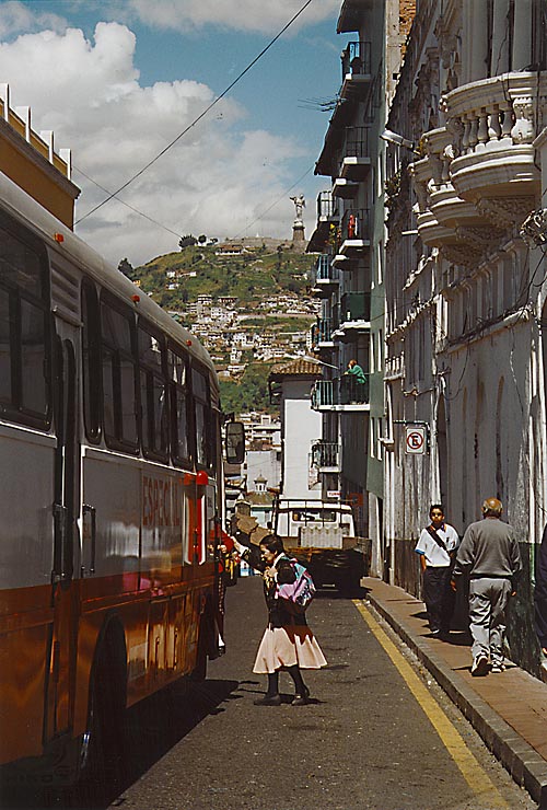 Nad centrem hlavního města Quito drží ochrannou ruku socha anděla <br>v nadživotní velikosti