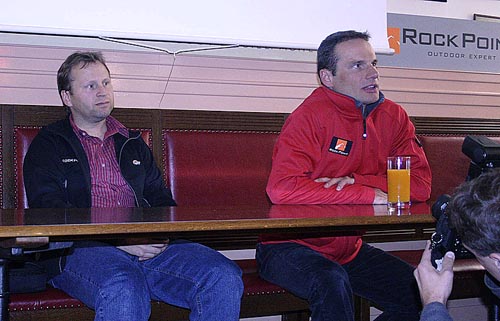 Miroslav Martinec s Davidem Fojtíkem na tiskovce po Fojtíkově výstupu na Everest