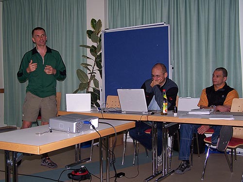 O tréninku přednáší Guido Köstermeyer, vedle sedí dr. Günther Straub <br>a dr. Volker Schöffl.