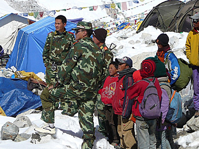 Tibetské děti zadržené čínskými vojáky v ABC pod Cho Oyu nedaleko sedla Nangpa La
