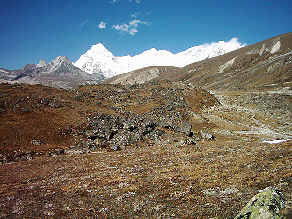 Vlevo moréna ledovce Nangpa a vpravo Cho Oyu z jihu