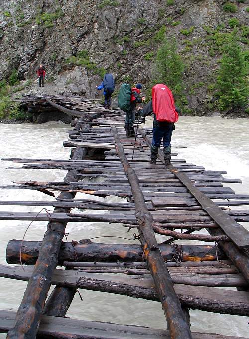 Most přes rozvodněnou Čuju poblíž Čibitu