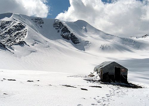Masív Sněžné (3722 m n.m.) a domek glaciologů Malý Aktru (3340 m n.m.)