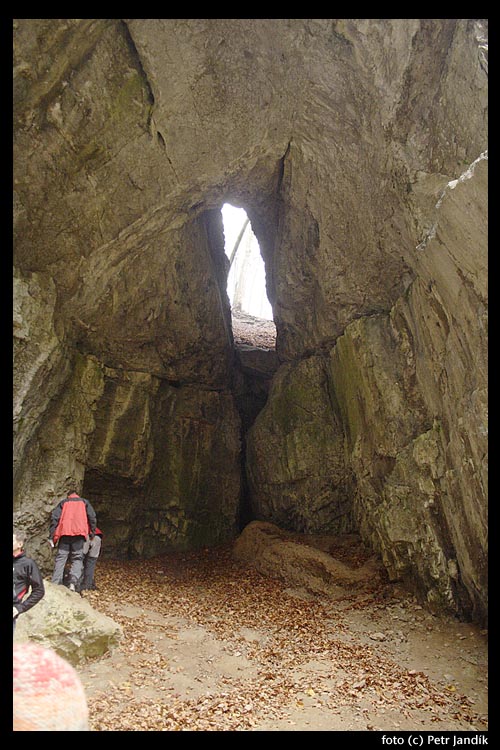 Jeskyně v Býčí skále. Vlevo se nachází "poetický koutek"