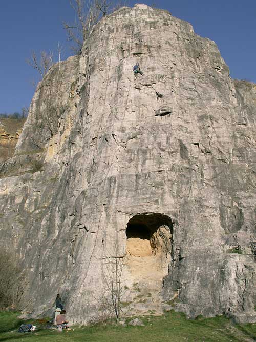 Homole - lezec v Pletanově vzkříšení, lano vlevo visí přes Balanc a Mišákovu motivaci