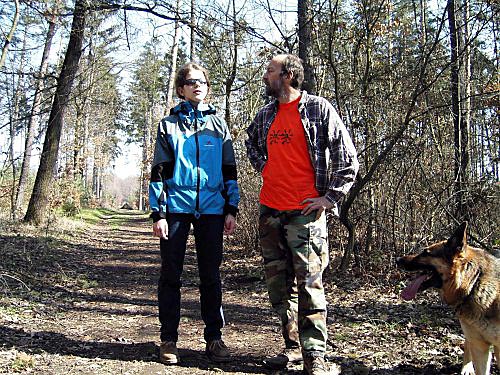Kamča, já a Dag v lese na procházce