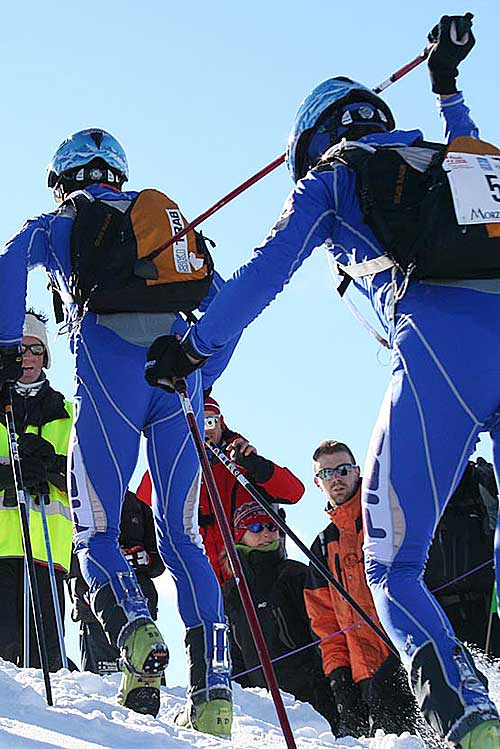 Tlačení slabšího partnera v italské dvojici hůlkou do kopce