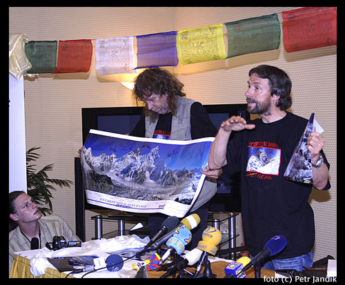 Ruda Švaříček s panoramatem Everestu, Pavel Bém vykládá o ledopádu.