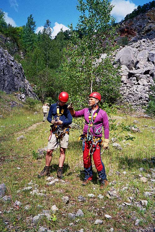 A breefing adepta umění speleoalpinistického před vstupem na trenažér...