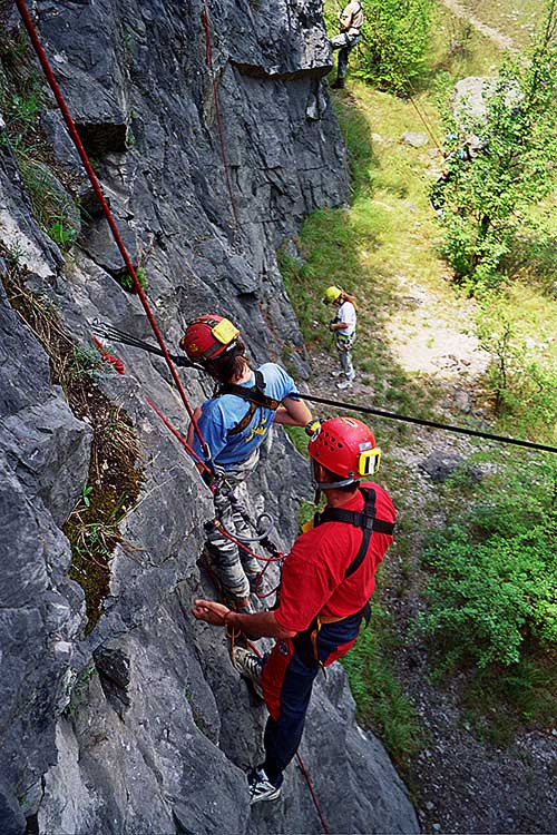 Přepínky a přesedání probíhá pod dohledem zkušených speleoalpinistů