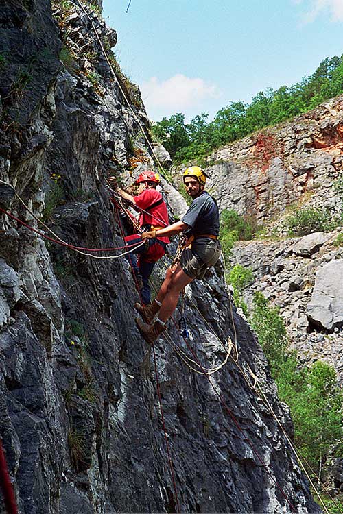 Přepínky a přesedání probíhá pod dohledem zkušených speleoalpinistů