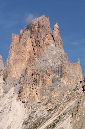 Vpravo Punta delle Cinque Dita (Fünffingerspitze).