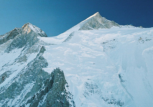 NC na Gasherbrum II, vlevo Gasherbrum III, tečka uprostřed je helikoptéra ze záchranné akce