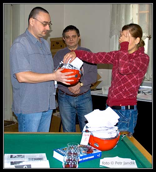 Celebrita losuje, autor drží, ředitel dohlíží