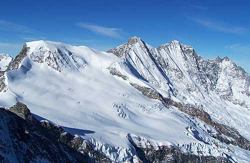 Alphubel 4.206 m, Mischabeljoch 3.847 m s bivakovací boudou, Täschhorn 4.491 m, Dom 4.545 m, Lenzspitze 4.294 m a za ní Nadelhorn 4.327 m