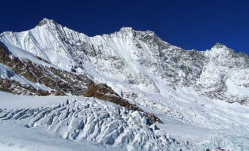 Fee Gletscher se stěnou Mischabel a vrcholy Täschhorn 4.491 m, Dom 4.545 m, Lenzspitze 4.294 m a za ní Nadelhorn 4.327 m