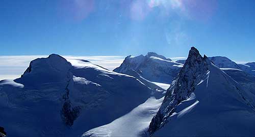 Zleva Strahlhorn 4.190 m, Monte Rosa 4.634 m, Rimpfischhorn 4.199 m a Lyskamm 4.527 m