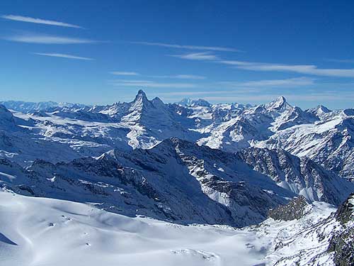 Amfiteátr nad Zermattem – zleva Matterhorn 4.478 m, Dent d´Hérens 4.171 m, Mont Blanc 4.808 m, Grand Combin 4.314 m, Dent Blanche 4.356 m a Ober Gabelhorn 4.063 m.