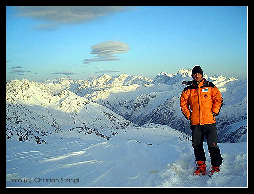 S Ušbou za zády při výstupu na Elbrus