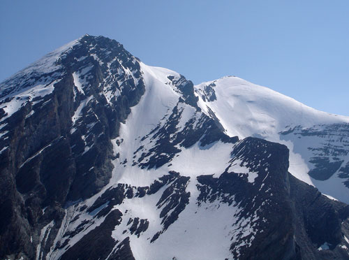 Vlevo vrchol Altels, v pozadí Balmhorn a závěr Zackengratu - sjezd přímo z vrcholu