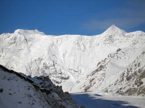 Ledovec Bezingi, část Bezingijské stěny: vpravo Gestola (4860 m), vlevo Katyntau (4974 m)