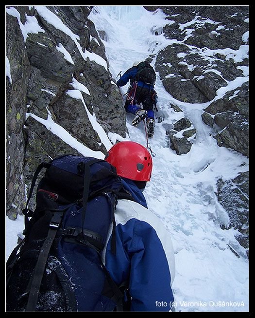 Adrenalinové zážitky můžete prožít třeba při lezení v horách...