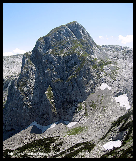 Knallstein (2 232 m) - koutem v levé části stěny vede cesta "Pallaoro Verschneidung"