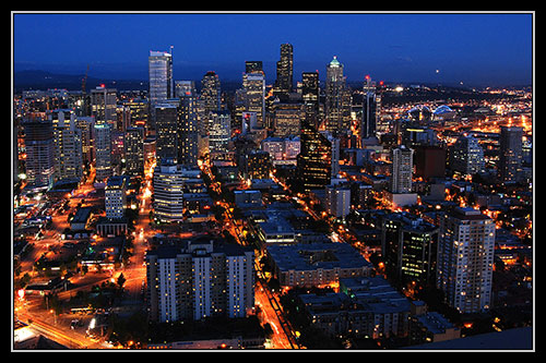 Noční Seattle - Mt. Rainier je špatně vidět napravo od mrakodrapů