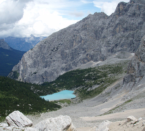 Lago di Sorapiss, ve stěně nad ním Via ferrata A. Vandelli