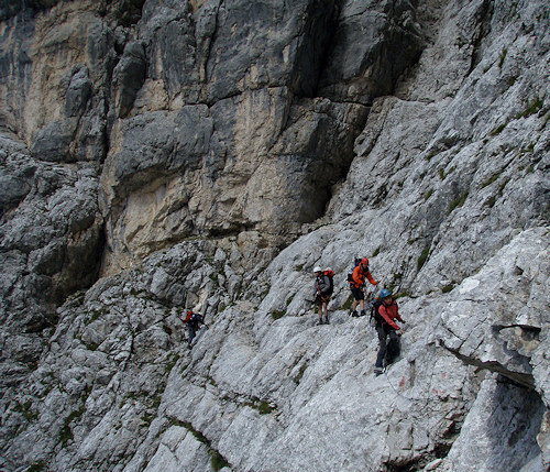 Via ferrata A. Vandelli - stěnou nad jezerem dolů 