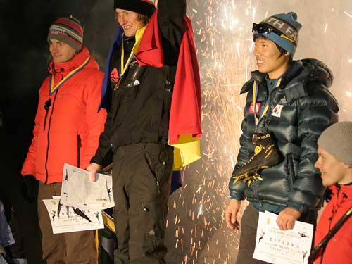 Vítězové z Busteni - Alexej Děngin. Markus Bendler s Rumunskou vlajkou, Korejec Park Hee Yong a Rus Alexej Tomilov