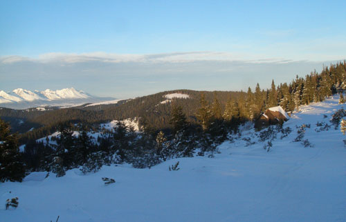 Útulňa Andejcová (1410m) a Vysoké Tatry v pozadí