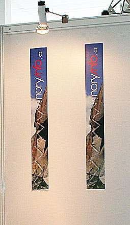 Horyinfo na veletrhu S1. Bannery zdobící boční stěnu mají za základ fotografii ze švýcarské žuly v okolí Furka Pass