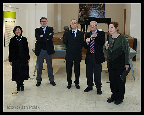 Výstavu zahájil velvyslanec Itálie pan Fabio Pigliapoco (uprostřed ) a kurátoři výstavy.