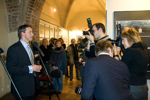 Pavel Bém v palbě fotografů zahajuje výstavu fotografií