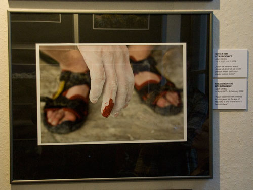  Adamova ruka jako abstraktní artefakt na fotce Pepeho Piechowicze