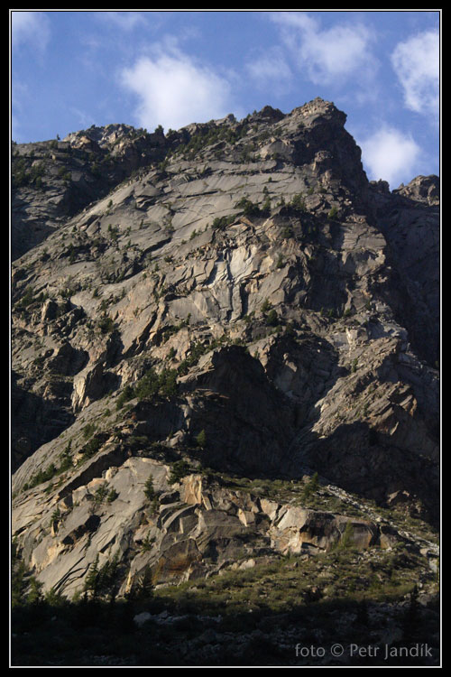 Nádherné žulové plotny přes 3000 metrů vysokého masivu čekají na vrták horolezcův