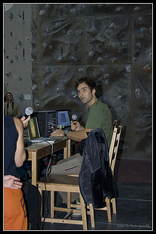 <!--Chris Sharma - SmíchOff--> Chris u svého Macbooku PRO 