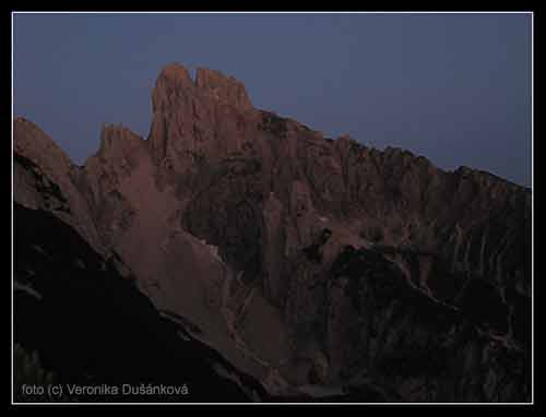 Pohled na severní stěnu Bischofsmütze těsně před soumrakem