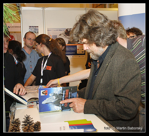 Reinhold Messner podepisuje svoji knihu 