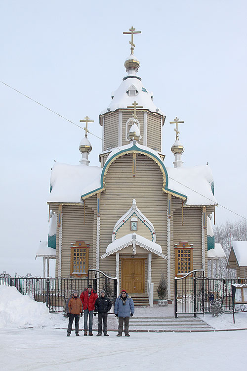 Slovenská výprava před pravoslavným kostelem