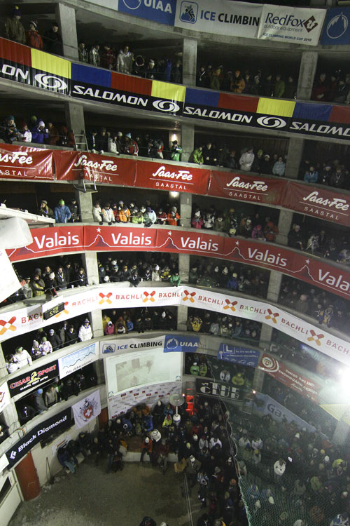 Saas Fee světový pohár 2010, finále, parkoviště nabité diváky