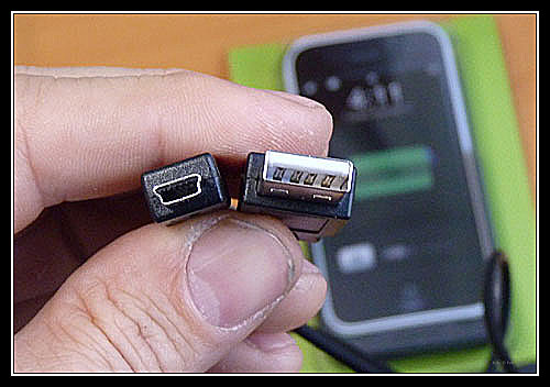 Juice Pack se připojuje standardním kabelem mini USB, foto Petr Jandík