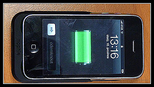 Juice Pack s vloženým telefonem. Dokud je v Juice Packu šťáva, je na displeji ikonka připojení na nabíječku. Foto Petr Jandík